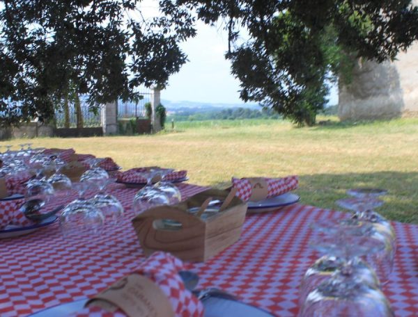 photo table avec portyail les cabanes dans les bois