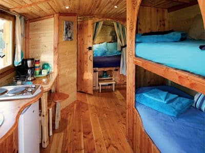 Intérieur chaleureux dun hébergement insolite en bois avec lits superposés.