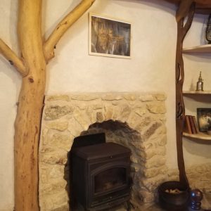 Hébergement insolite en Nouvelle-Aquitaine, avec cheminée en pierre et bois chaleureux.