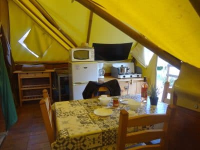 Tente lodge en Provence-Alpes-Côte dAzur, avec cuisine équipée et table conviviale.