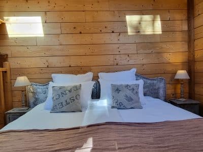 Chalet en bois chaleureux avec lit douillet et éclairage doux en Provence-Alpes-Côte dAzur.