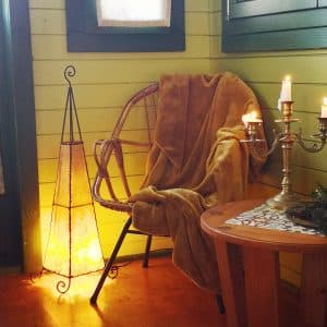 Fauteuil cosy et lumière d'ambiance