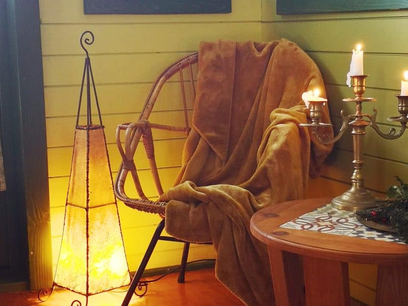 Fauteuil cosy et lumière d'ambiance
