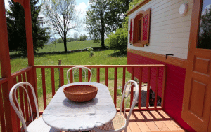Table et chaises sur une terrasse