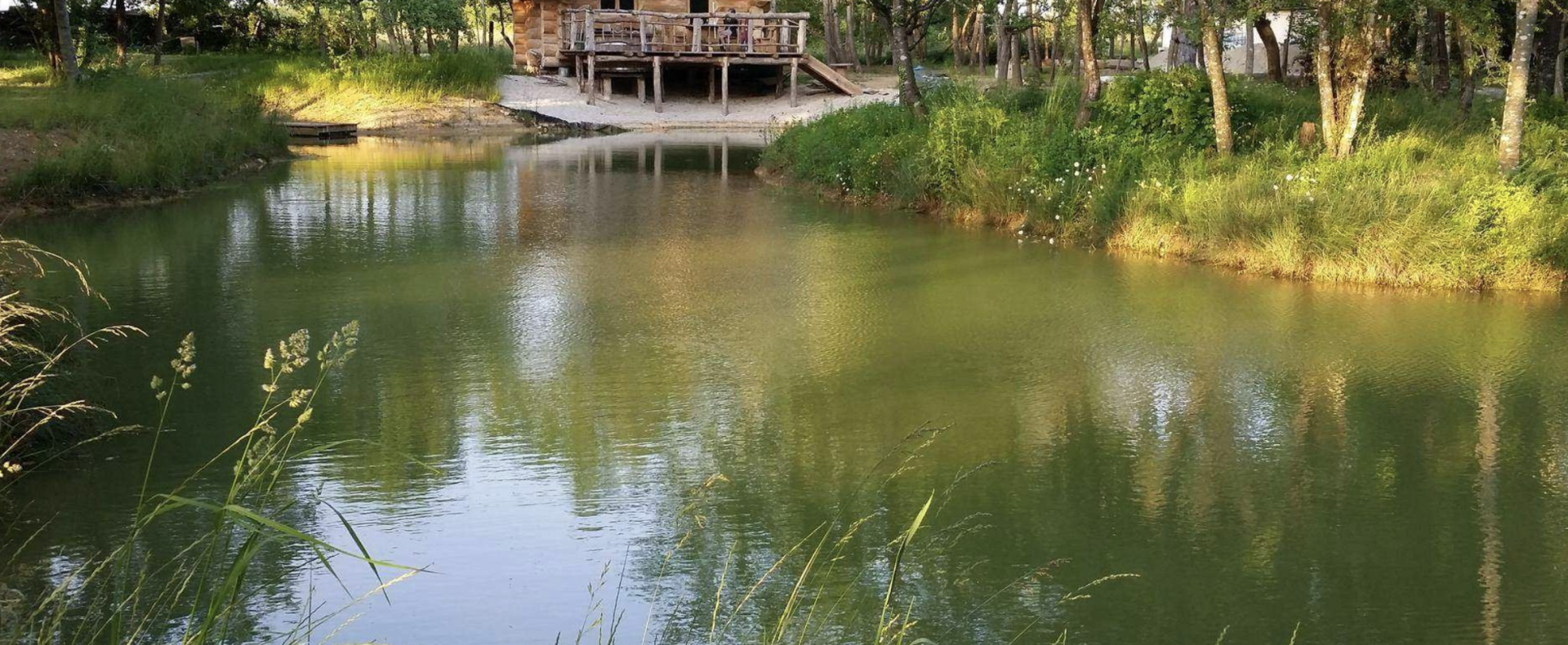 Cabane trappeur plan d'eau