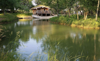 Cabane trappeur plan d'eau