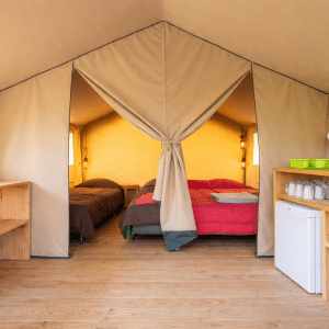 Chambre spacieuse dans une tente de glamping