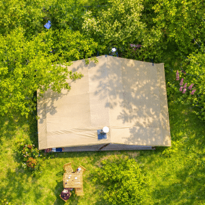 Tente de glamping dans la forêt
