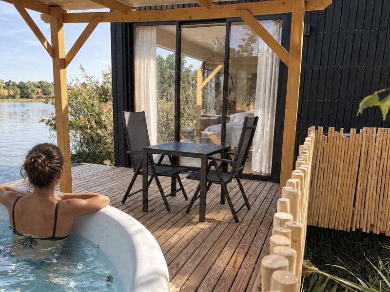 Cabane flottante en Auvergne-Rhône-Alpes avec jacuzzi et vue sur leau.