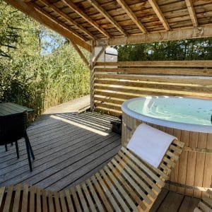 Cabane SPA Roseaux jacuzzi terrasse paysage (2)