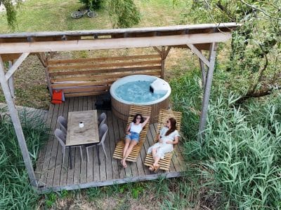 Hébergement insolite en Auvergne-Rhône-Alpes avec jacuzzi et espace détente en bois.