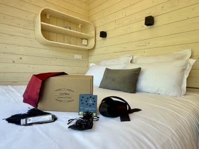 Chambre cocooning en bois, lit douillet avec accessoires de bien-être à Auvergne-Rhône-Alpes.