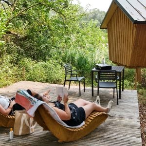 Cabane perdue chill transats terrasse drone paysage (3) (1)