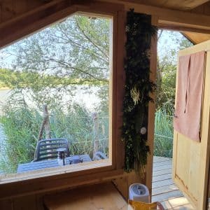Cabane perdue intérieur vue dehors paysage