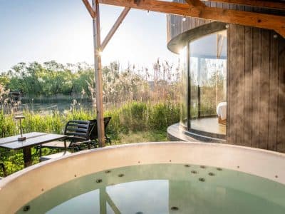 Hébergement insolite en Auvergne-Rhône-Alpes avec jacuzzi et vue sur la nature.