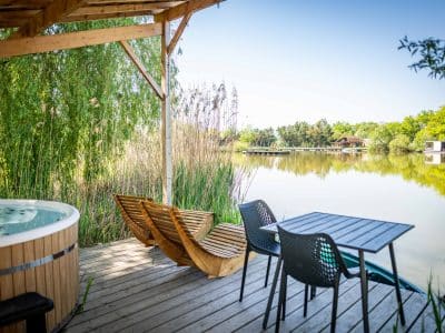 Hébergement insolite en Auvergne-Rhône-Alpes avec jacuzzi et vue sur le lac.