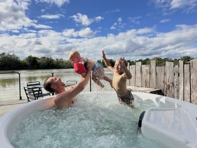 Hébergement insolite en Auvergne-Rhône-Alpes avec jacuzzi et vue sur la rivière.